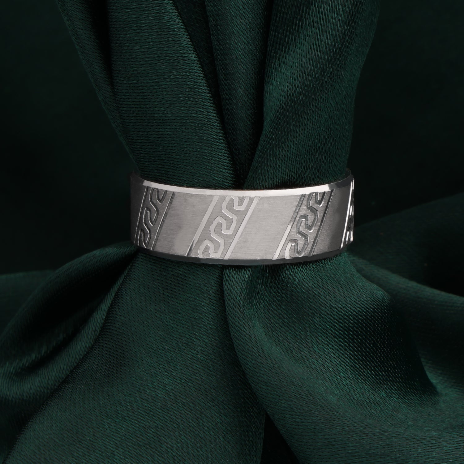 UNDERSTATED CHARM BAND RING | SKU : 0018885392 - crash.club by CKC