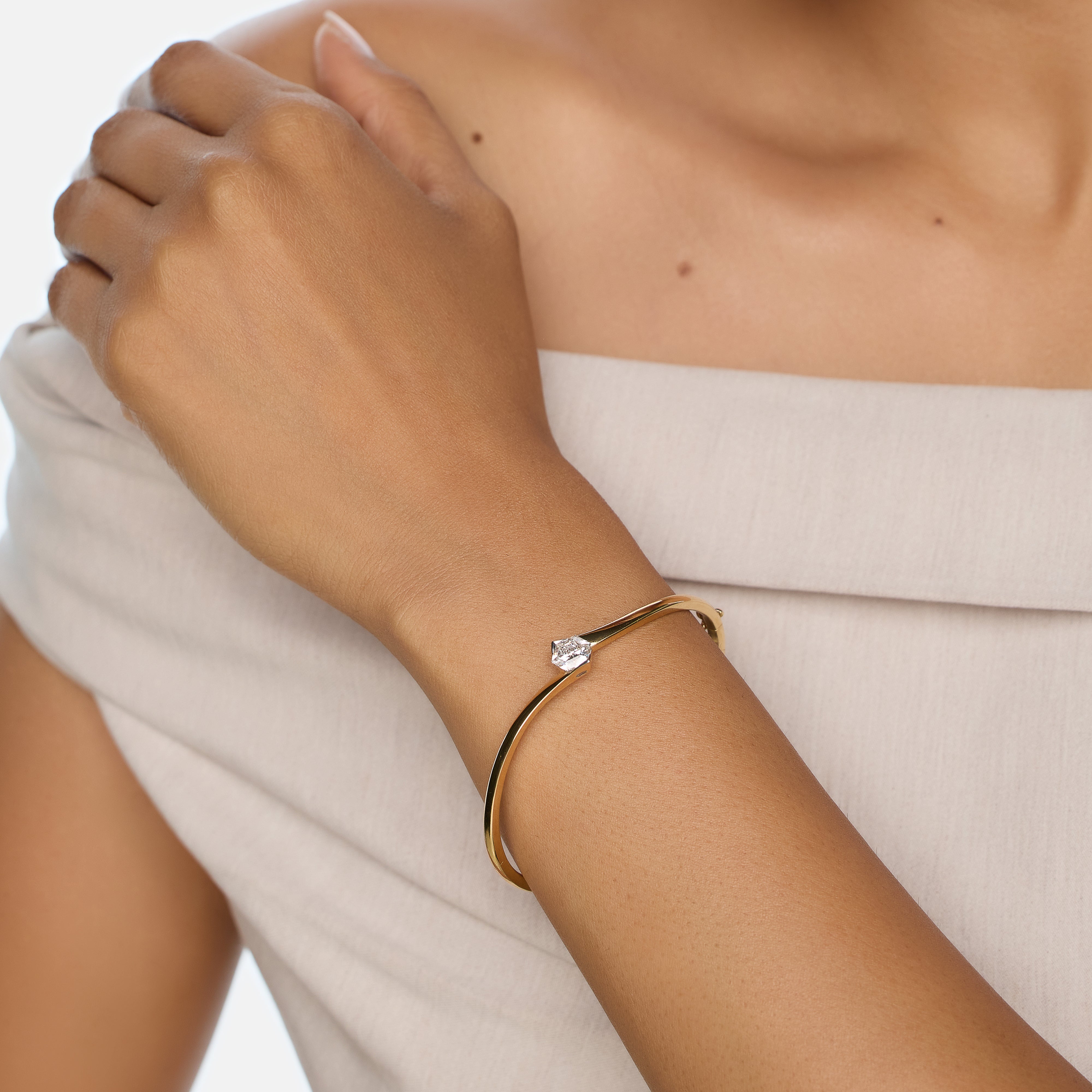 Sculpted Gold Bangle with Hexagon Brilliant-Cut Lab-Grown Diamond Centerpiece | SKU : 0021912870