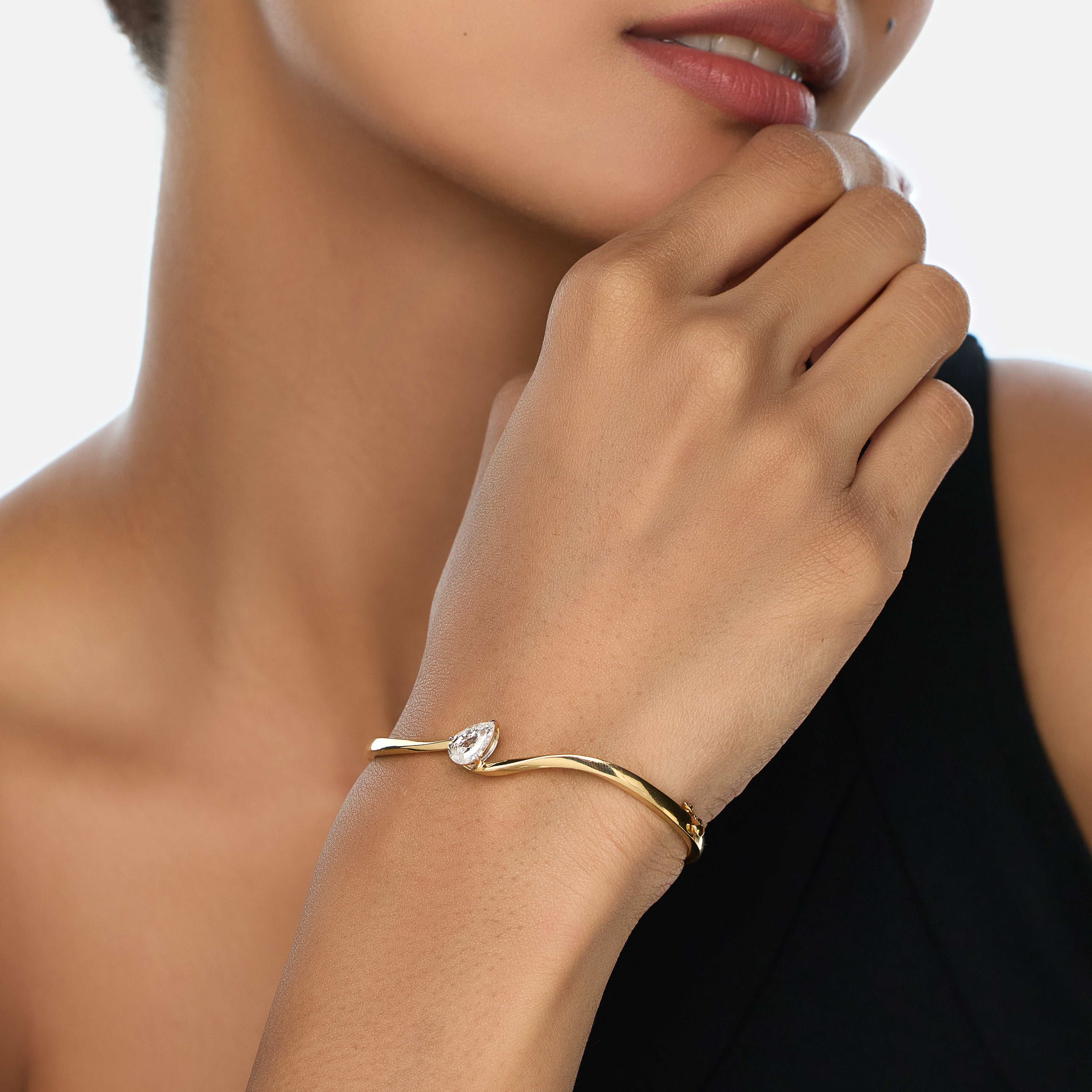 Gold Sculpted Bangle with Pear Step-Cut Lab-Grown Diamond | SKU : 0021916410