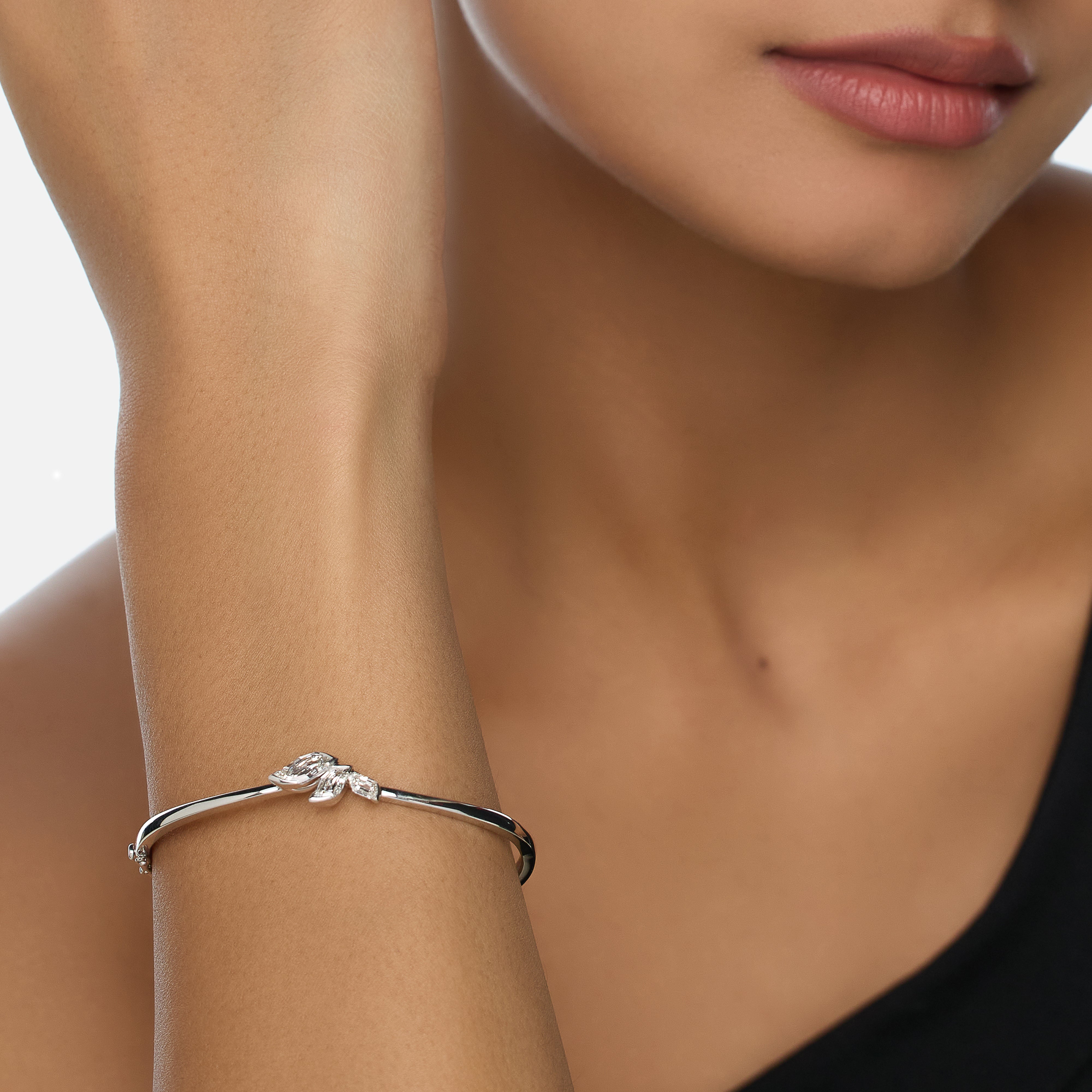 Refined Gold Bangle with Flame Cut Lab-Grown Diamonds | SKU : 0021971280