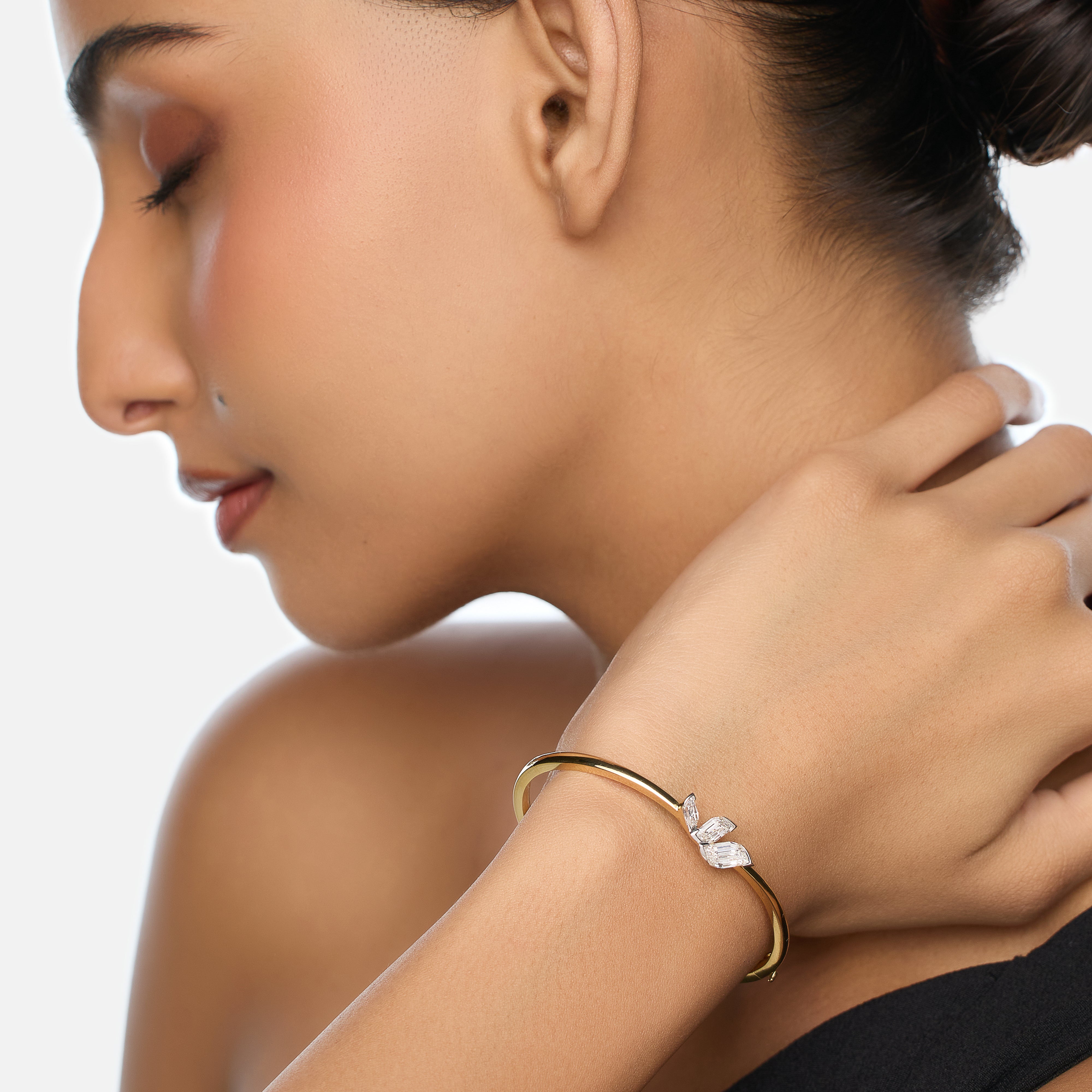 Yellow Gold Bangle with Tapered Flame-Cut Lab-Grown Diamonds | SKU : 0021924019