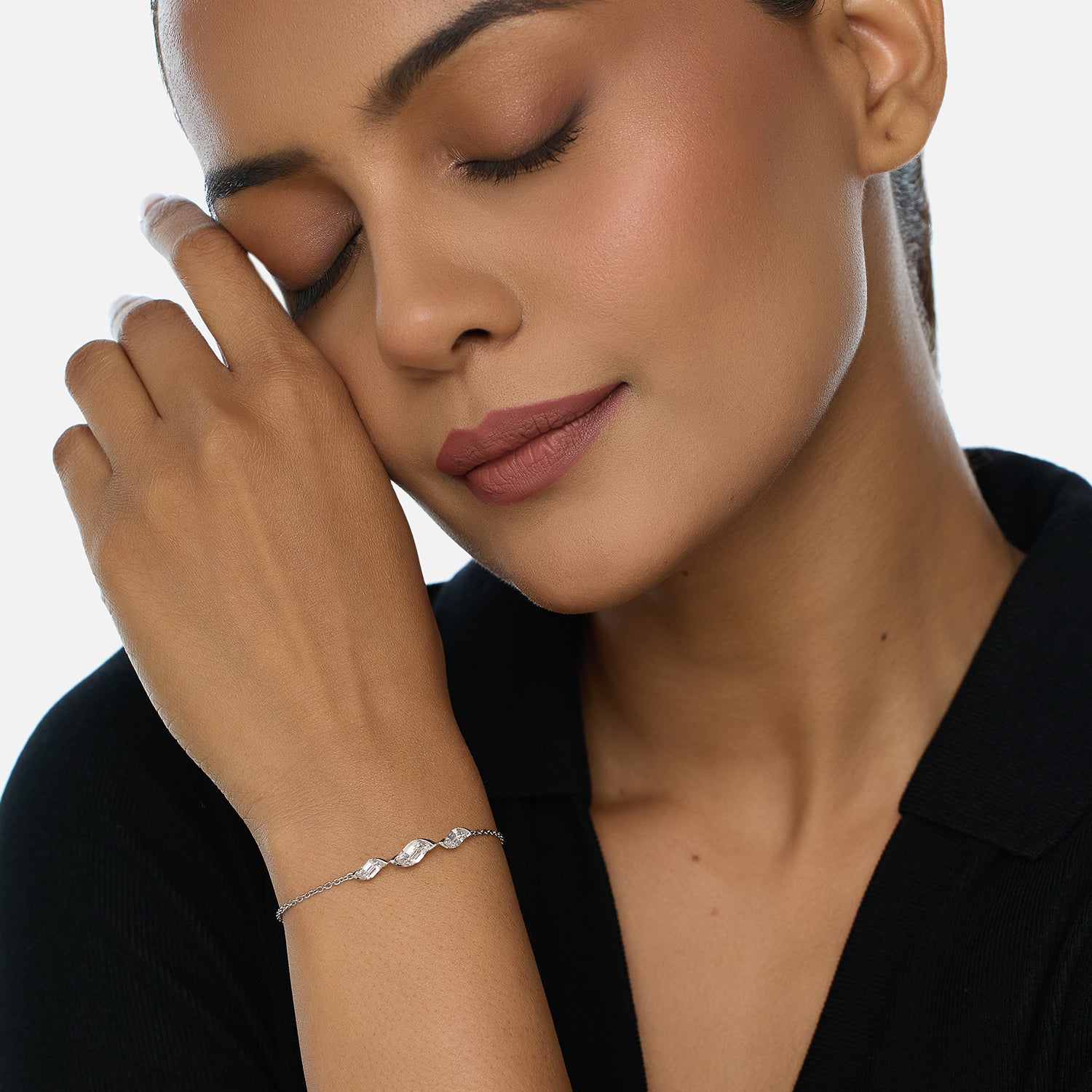 Lab-Grown Diamond Flame Cut Bracelet in White Gold Tone | SKU : 0003767917