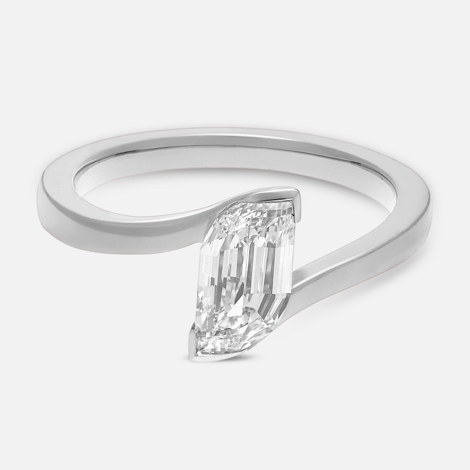 Sleek Gold Ring with Captivating Flame-Cut Lab-Grown Diamond | SKU : 0021960178