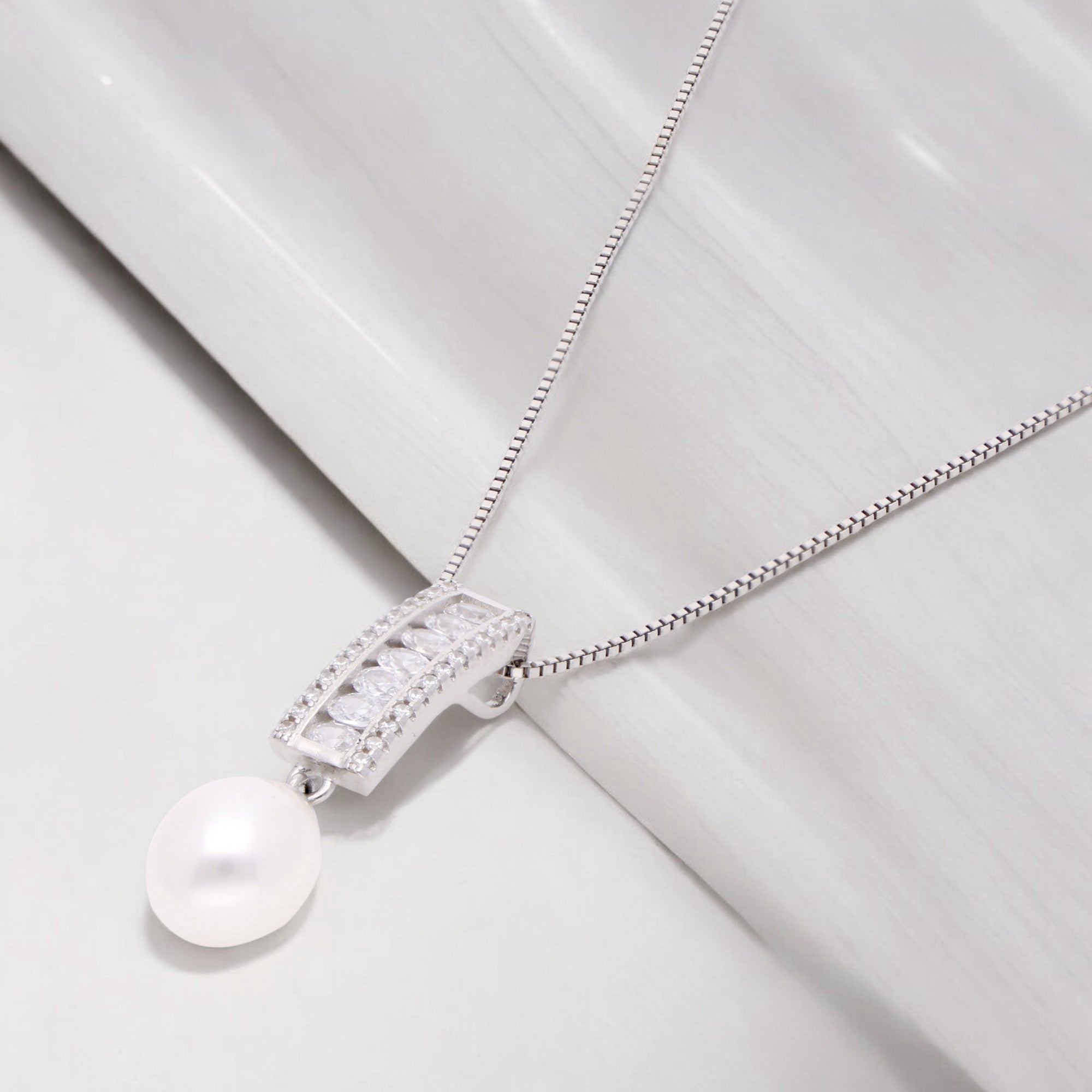 Sophisticated Diamond & Pearl Pendant | SKU : 0003115374