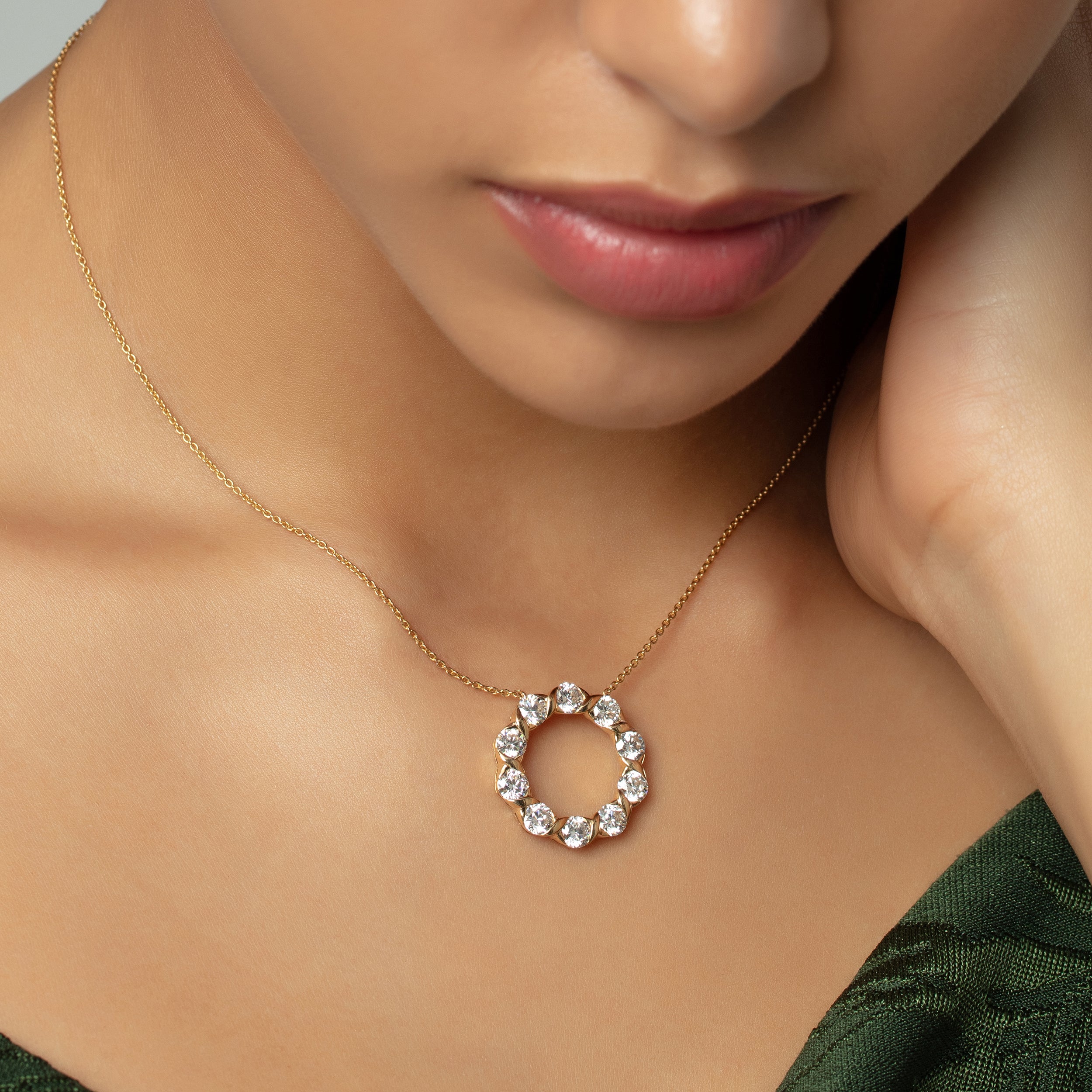 Round Brilliant 3.170 Carat Chic Circle Lab-Grown Diamond Chain Pendant | SKU : 0020705640