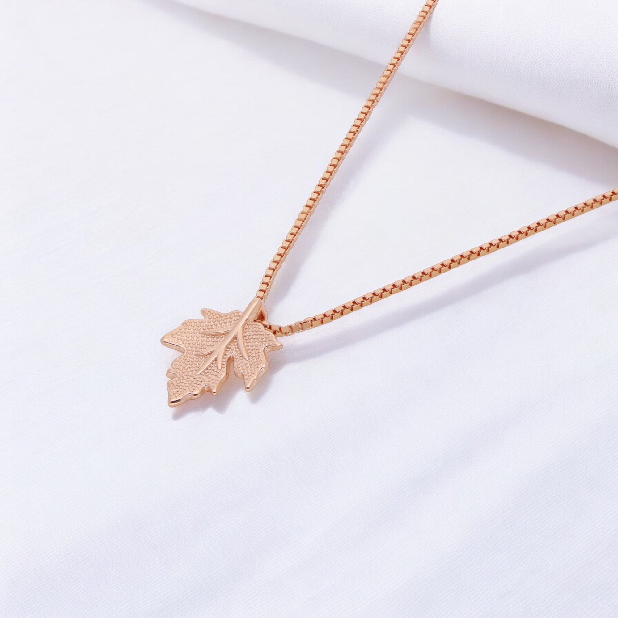 Golden Autumn Leaf Necklace – Nature-Inspired Elegance | SKU : 0021142635, 0021142628, 0021142642, 0021142666, 0021142659, 0003523629, 0003523636