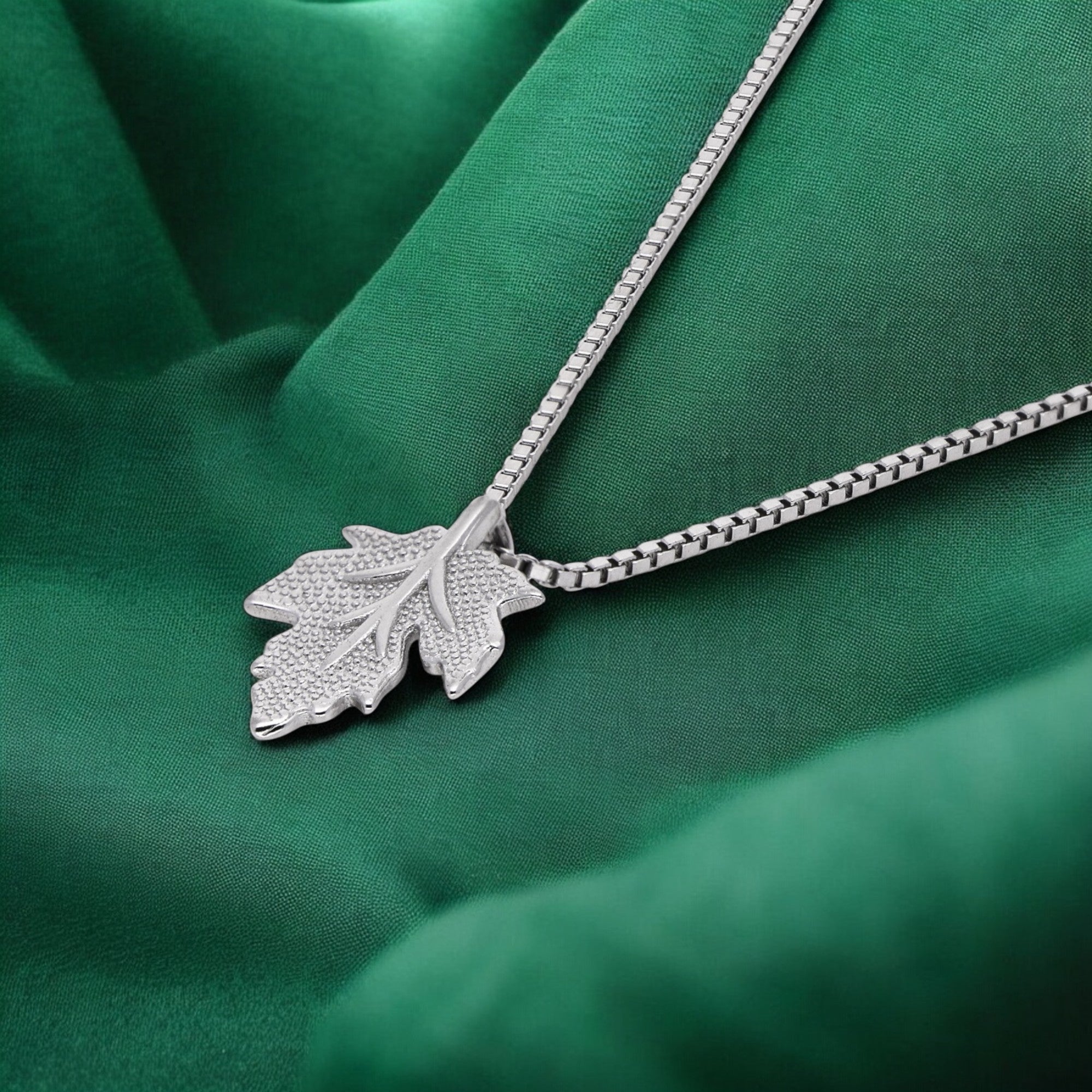 Golden Autumn Leaf Necklace – Nature-Inspired Elegance | SKU : 0021142635, 0021142628, 0021142642, 0021142666, 0021142659, 0003523629, 0003523636