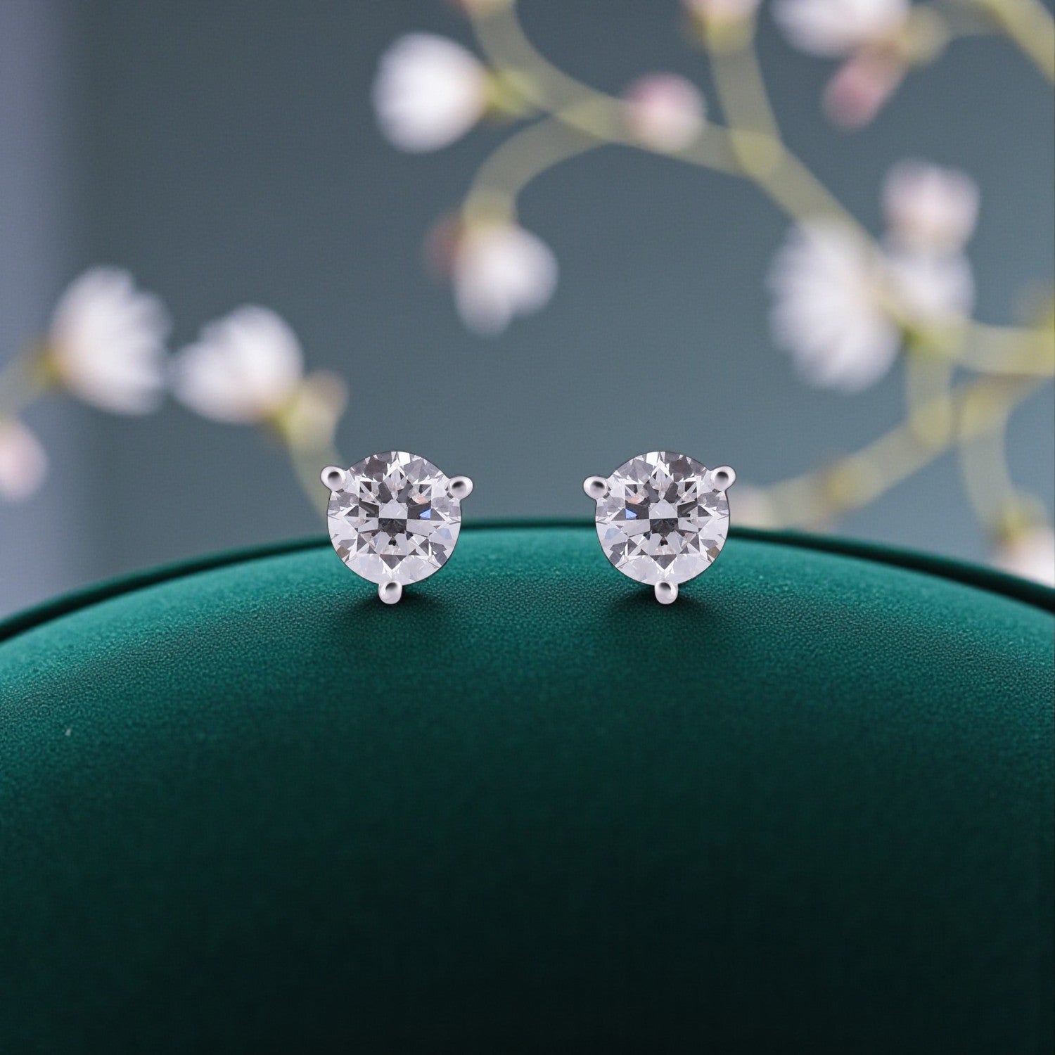 Round Brilliant Lab-Grown Diamond Stud Earrings in 18K White Gold | SKU : 0004953548