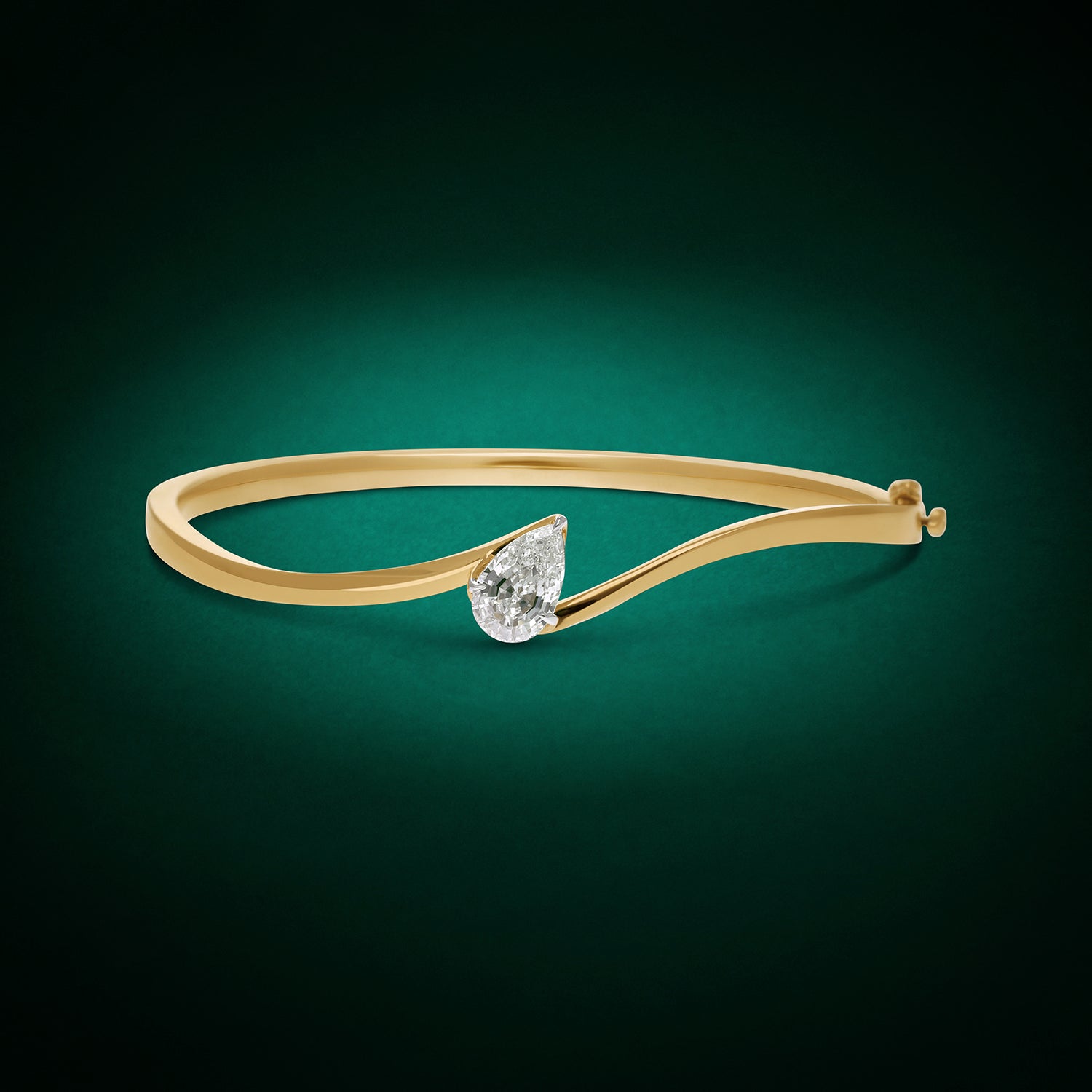 Gold Sculpted Bangle with Pear Step-Cut Lab-Grown Diamond | SKU : 0021916410