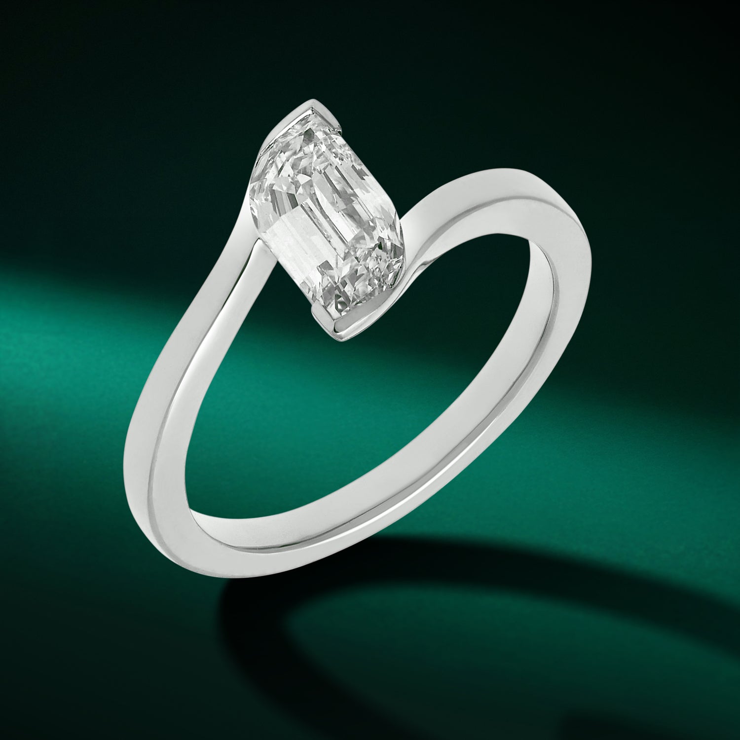 Sleek Gold Ring with Captivating Flame-Cut Lab-Grown Diamond | SKU : 0021960178