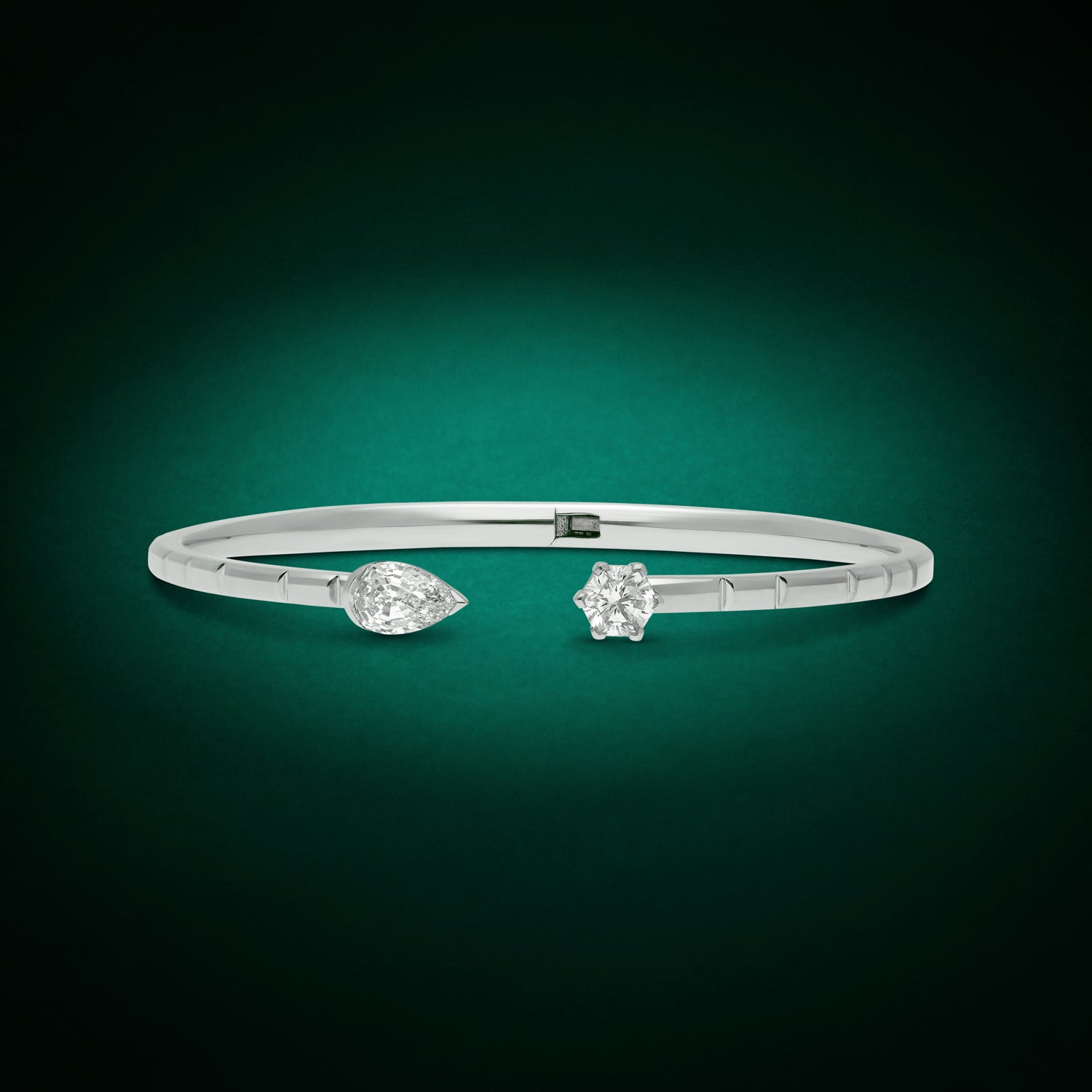Sculptural Gold Bangle with Pear and Hexagon Lab-Grown Diamonds | SKU : 0021971273