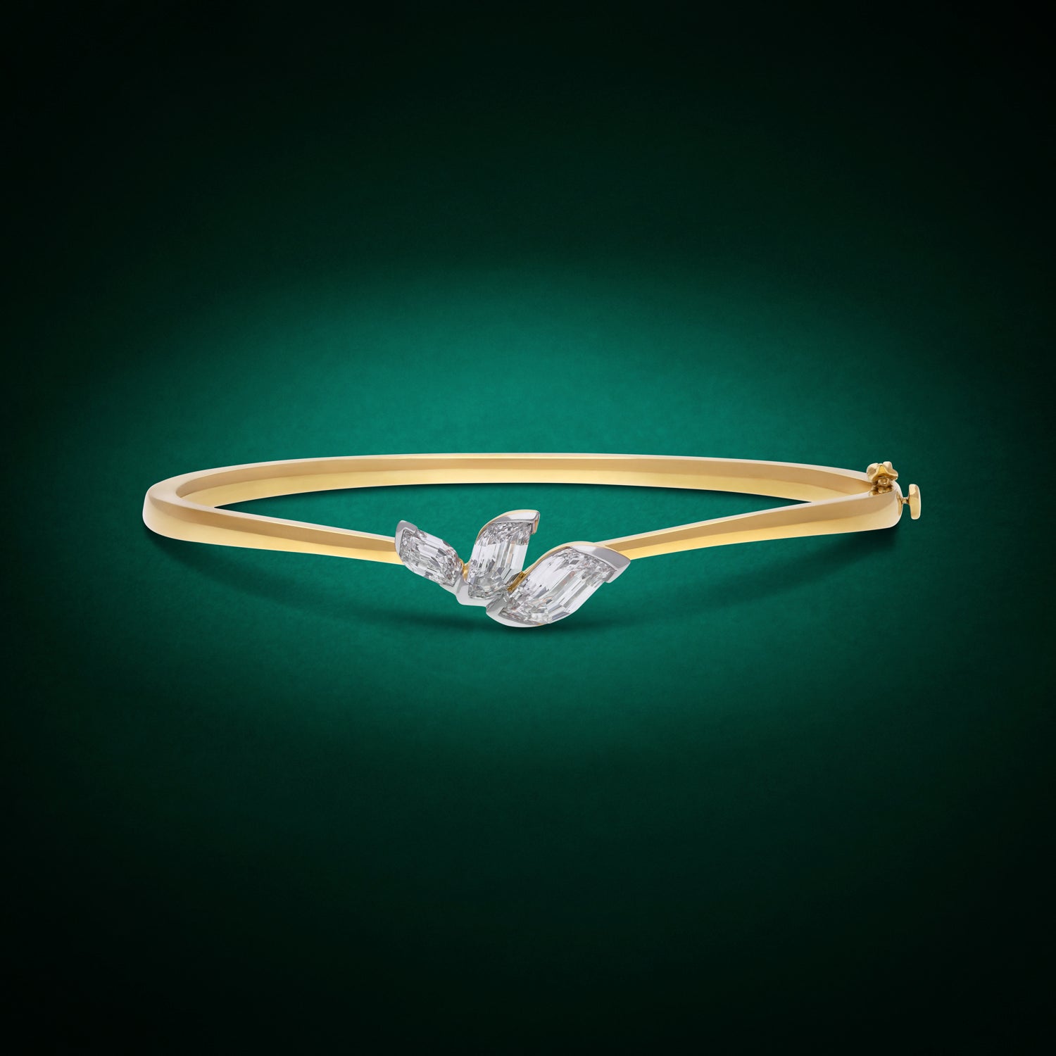 Yellow Gold Bangle with Tapered Flame-Cut Lab-Grown Diamonds | SKU : 0021924019